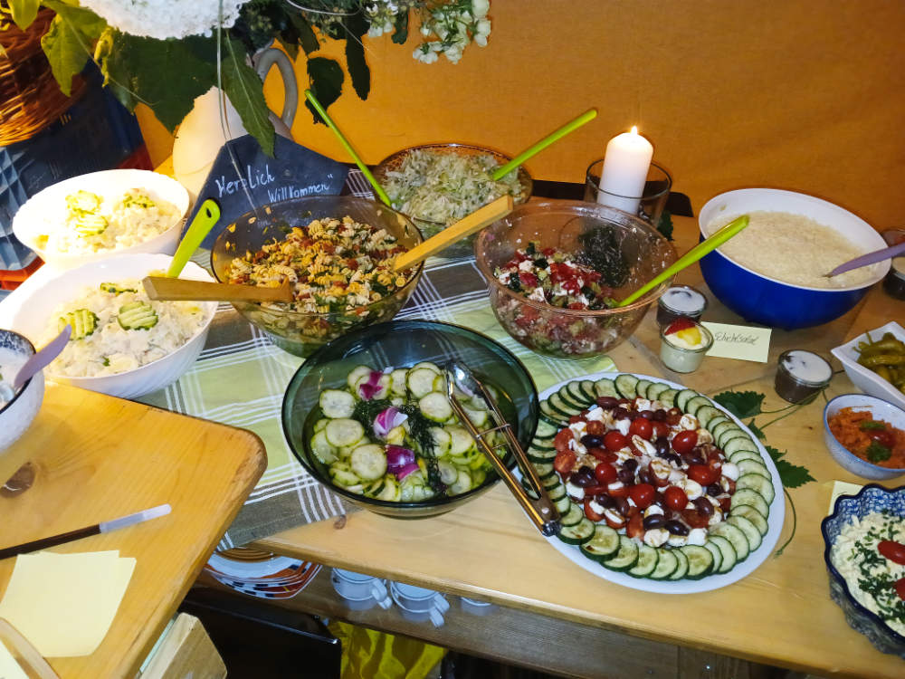 Feiern im Tipi - Blick über das Buffet mit leckeren Salaten